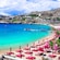Una playa de la isla de Miconos en Grecia con camastros